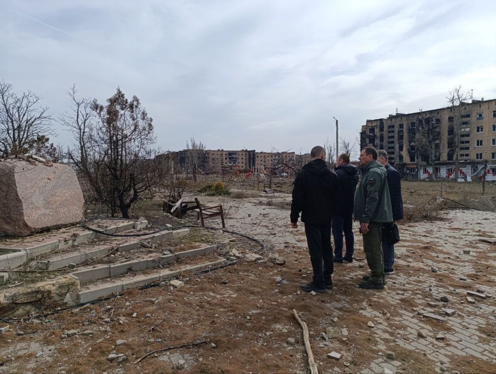 Константин Зинченко: Во время вчерашней поездки в Угледар, после работ на субботнике, провели обследование города Константин Зинченко: Во время вчерашней поездки в Угледар, после работ на субботнике, провели обследование города