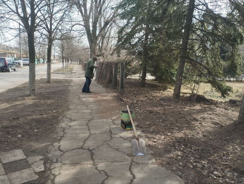 Ждановцы вышли на уборку города Ждановцы вышли на уборку города