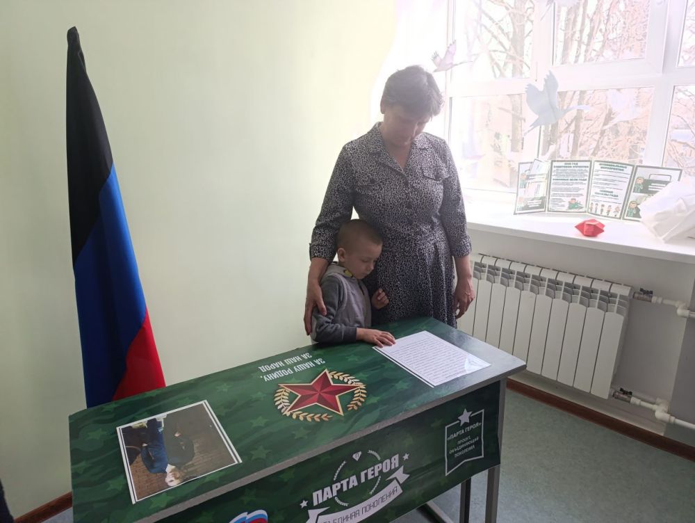 В Снежном открыли «Парту Героя» в школе № 15 В Снежном открыли «Парту Героя» в школе № 15