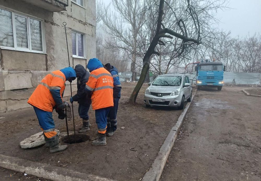 Нижегородские аварийные бригады проводят прочистку канализационных сетей в Харцызске Нижегородские аварийные бригады проводят прочистку канализационных сетей в Харцызске