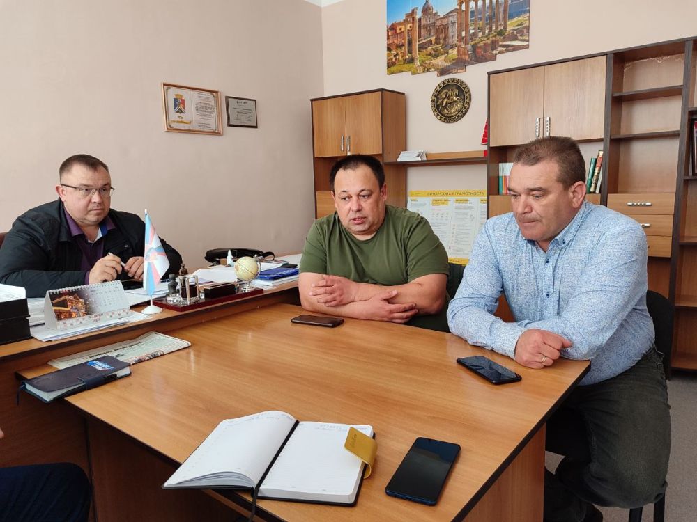 Рабочая встреча. В городском округе Иловайск состоялась встреча руководителей Ассоциации председателей советов многоквартирных домов ДНР с главой муниципального образования городской округ Иловайск Зубовым Денисом... Рабочая встреча. В городском округе Иловайск состоялась встреча руководителей Ассоциации председателей советов многоквартирных домов ДНР с главой муниципального образования городской округ Иловайск Зубовым Денисом...