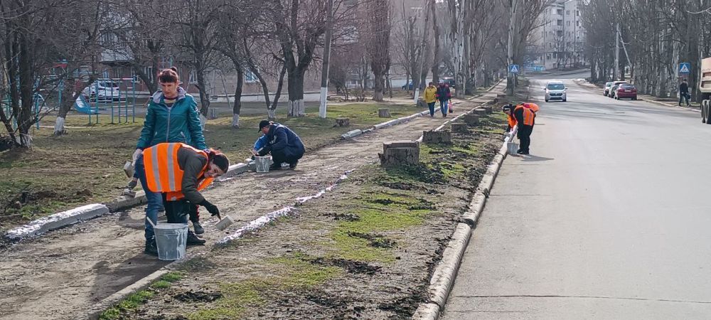 Александр Качанов: В целях поддержания чистоты и благоустройства территории городского округа Докучаевск работники МУП «Прометей» и «Таировское» проводят работы по побелке бордюр,расчистке обочин дорог и тротуаров от мусора... Александр Качанов: В целях поддержания чистоты и благоустройства территории городского округа Докучаевск работники МУП «Прометей» и «Таировское» проводят работы по побелке бордюр,расчистке обочин дорог и тротуаров от мусора...