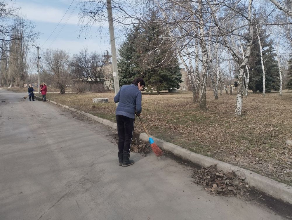 Ждановцы вышли на уборку города Ждановцы вышли на уборку города