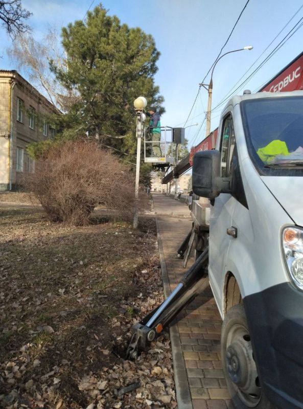 Сотрудниками МУП АГЯ "ЭКОС" ведутся работы по окраске опор наружного освещения на площади Славы Сотрудниками МУП АГЯ "ЭКОС" ведутся работы по окраске опор наружного освещения на площади Славы