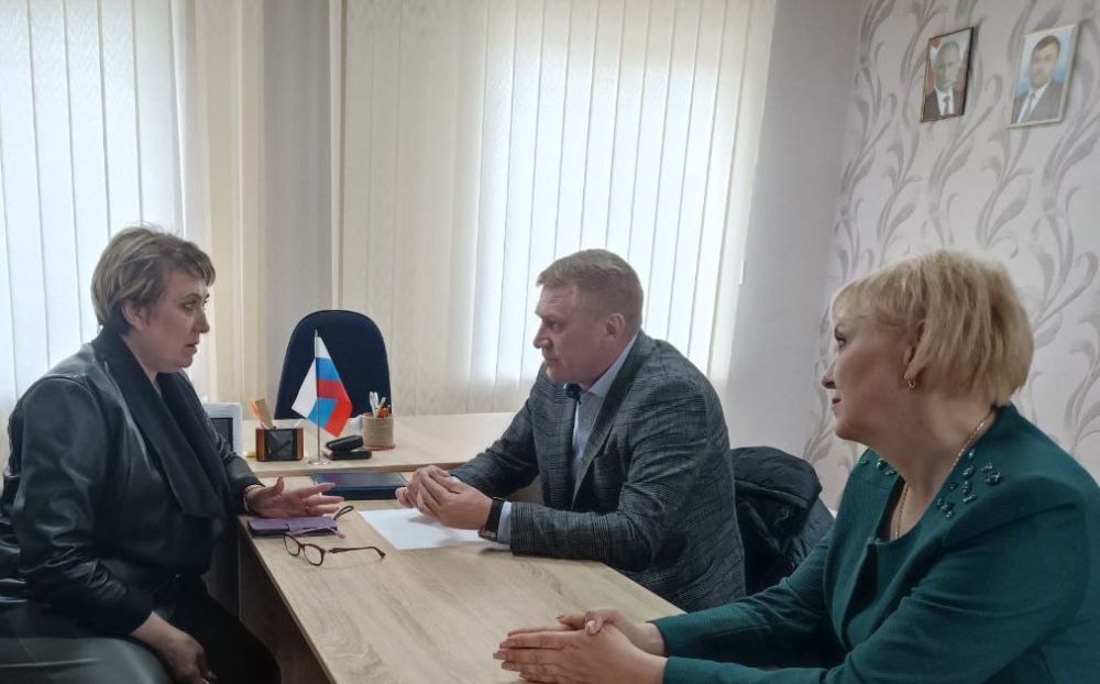 Сегодня провел выездной прием граждан в селе Заря Сегодня провел выездной прием граждан в селе Заря