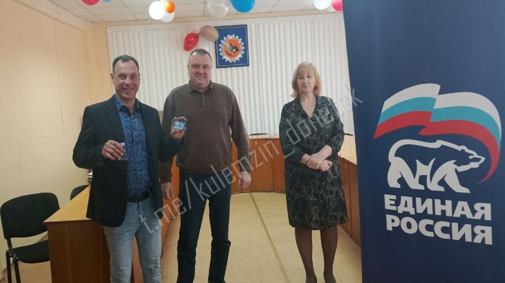 «Вручение членских билетов!» «Вручение членских билетов!»