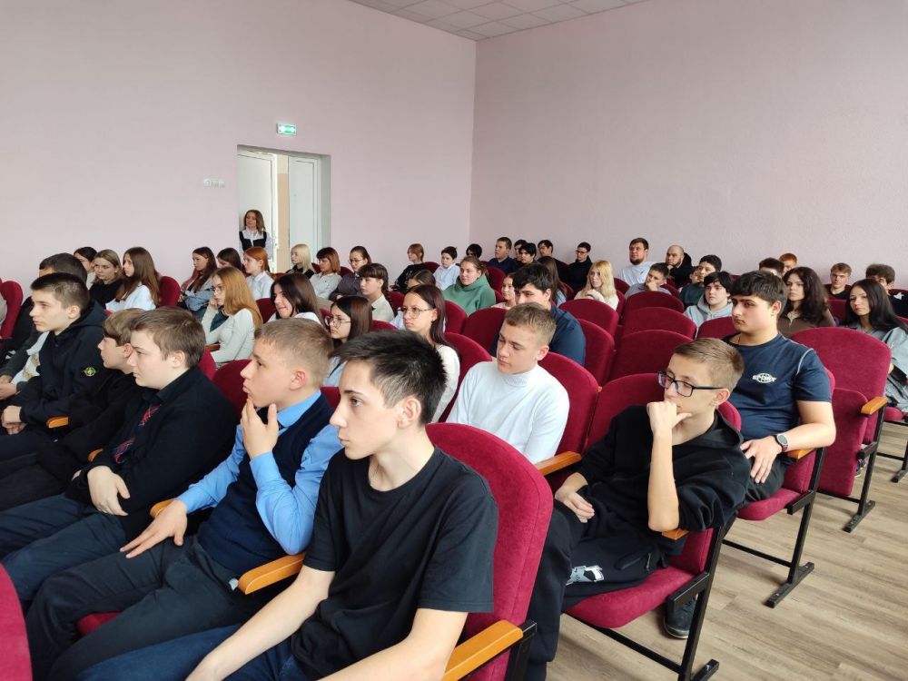 Встреча с героями. В рамках проекта «Старший брат» Партии «Единая Россия» для учащихся Школы №4 города Докучаевска прошла встреча с участниками СВО Встреча с героями. В рамках проекта «Старший брат» Партии «Единая Россия» для учащихся Школы №4 города Докучаевска прошла встреча с участниками СВО