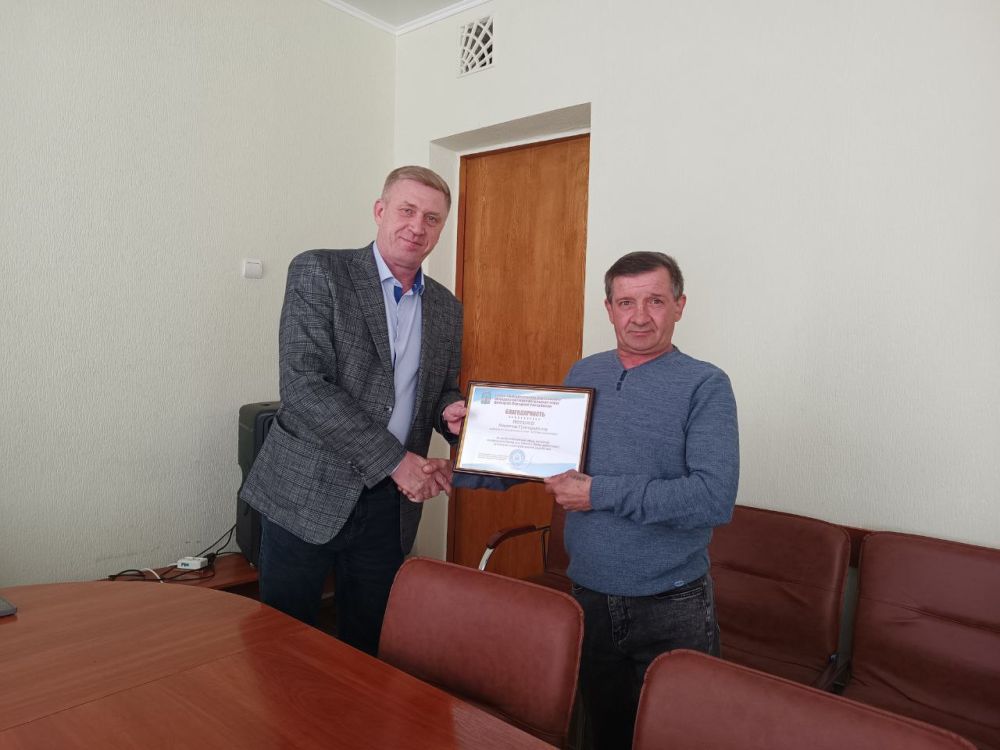 Сегодня, в преддверии профессионального праздника поздравил работников жилищно-коммунального хозяйства Сегодня, в преддверии профессионального праздника поздравил работников жилищно-коммунального хозяйства