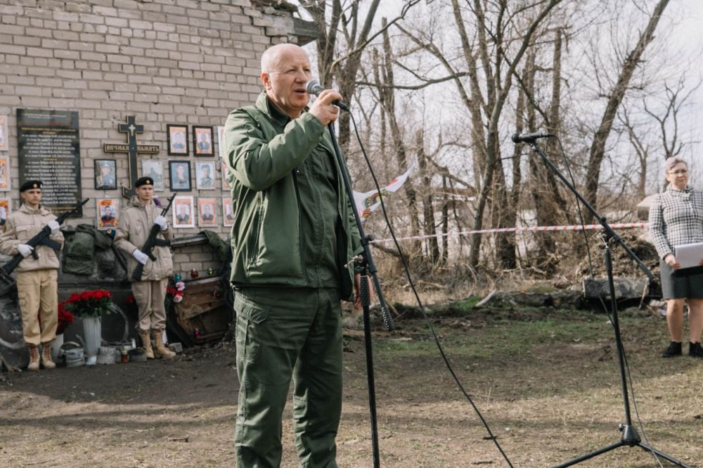 Олег Моргун: Вместе с почётными гостями, родственниками погибших бойцов СВО и представителями общественных организаций открыли мемориальную доску героям, павшим при обороне дома по улице Гравёрной, 2 Олег Моргун: Вместе с почётными гостями, родственниками погибших бойцов СВО и представителями общественных организаций открыли мемориальную доску героям, павшим при обороне дома по улице Гравёрной, 2