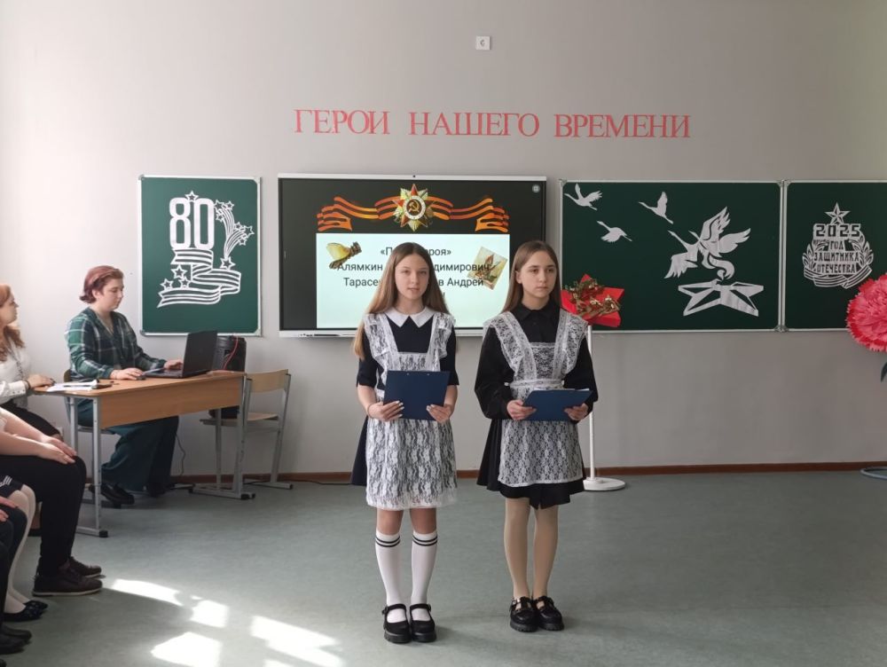 В Снежном открыли «Парту Героя» в школе № 15 В Снежном открыли «Парту Героя» в школе № 15