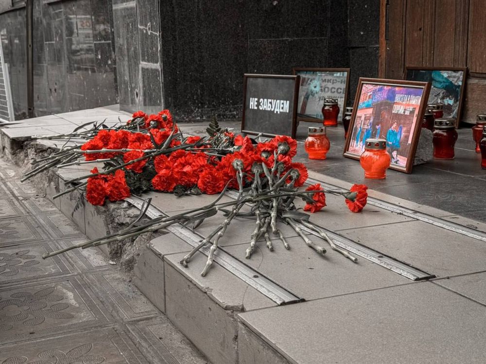 Молодёжь Донбасса возложила цветы к месту трагедии в Донецке Молодёжь Донбасса возложила цветы к месту трагедии в Донецке