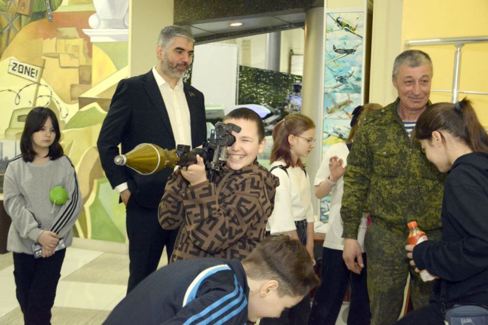 Алексей Дорофеев: Сегодня организовал посещение Музея Великой Отечественной войны для учащихся 5-го класса донецкой школы № 31. Ребята с интересом слушали лектора, с особенным волнением рассматривали экспозицию, посвященную... Алексей Дорофеев: Сегодня организовал посещение Музея Великой Отечественной войны для учащихся 5-го класса донецкой школы № 31. Ребята с интересом слушали лектора, с особенным волнением рассматривали экспозицию, посвященную...