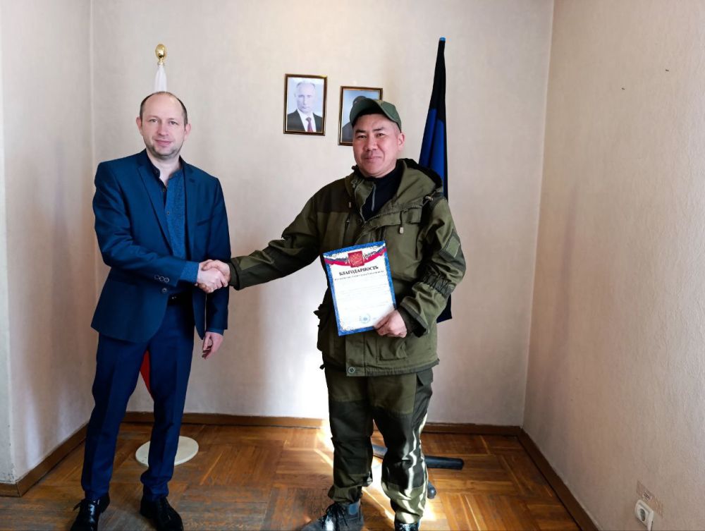 В преддверии профессионального праздника - Дня работников жилищно-коммунального хозяйства, управляющий делами Управы Ленинского внутригородского района Администрации городского округа Донецк Ольга Зайцева и начальник отдела... В преддверии профессионального праздника - Дня работников жилищно-коммунального хозяйства, управляющий делами Управы Ленинского внутригородского района Администрации городского округа Донецк Ольга Зайцева и начальник отдела...