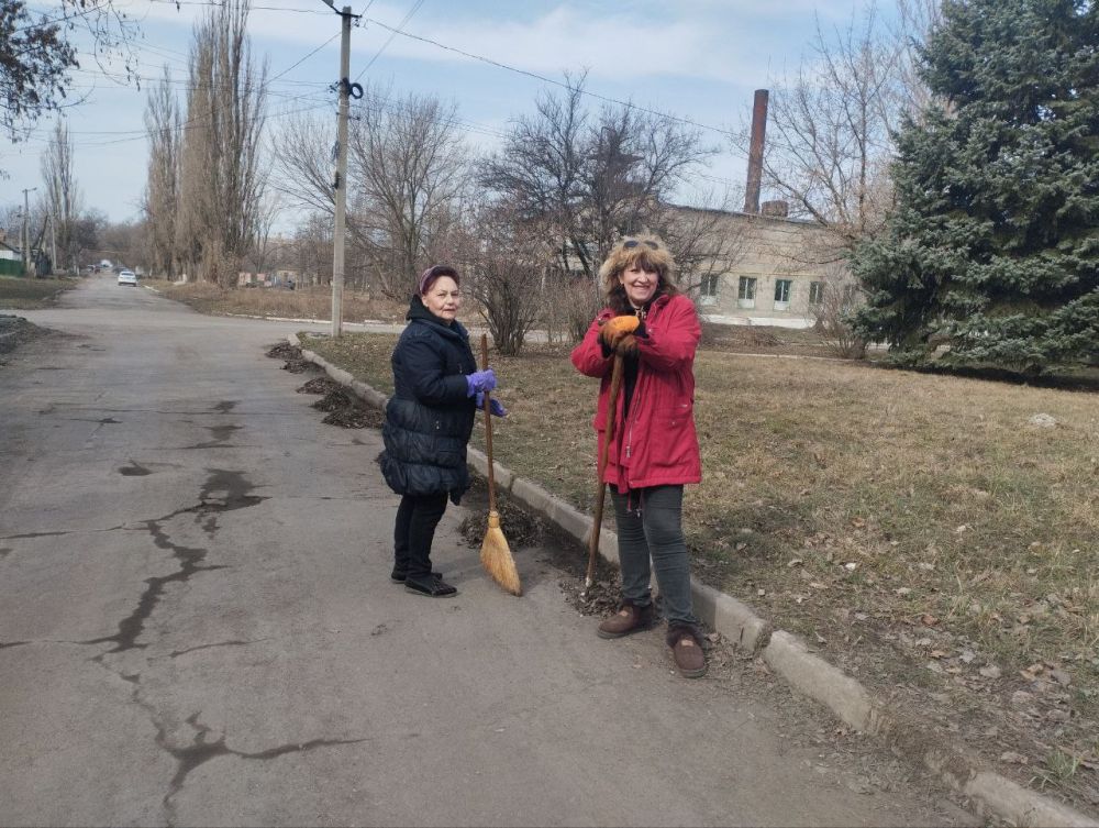 Ждановцы вышли на уборку города Ждановцы вышли на уборку города