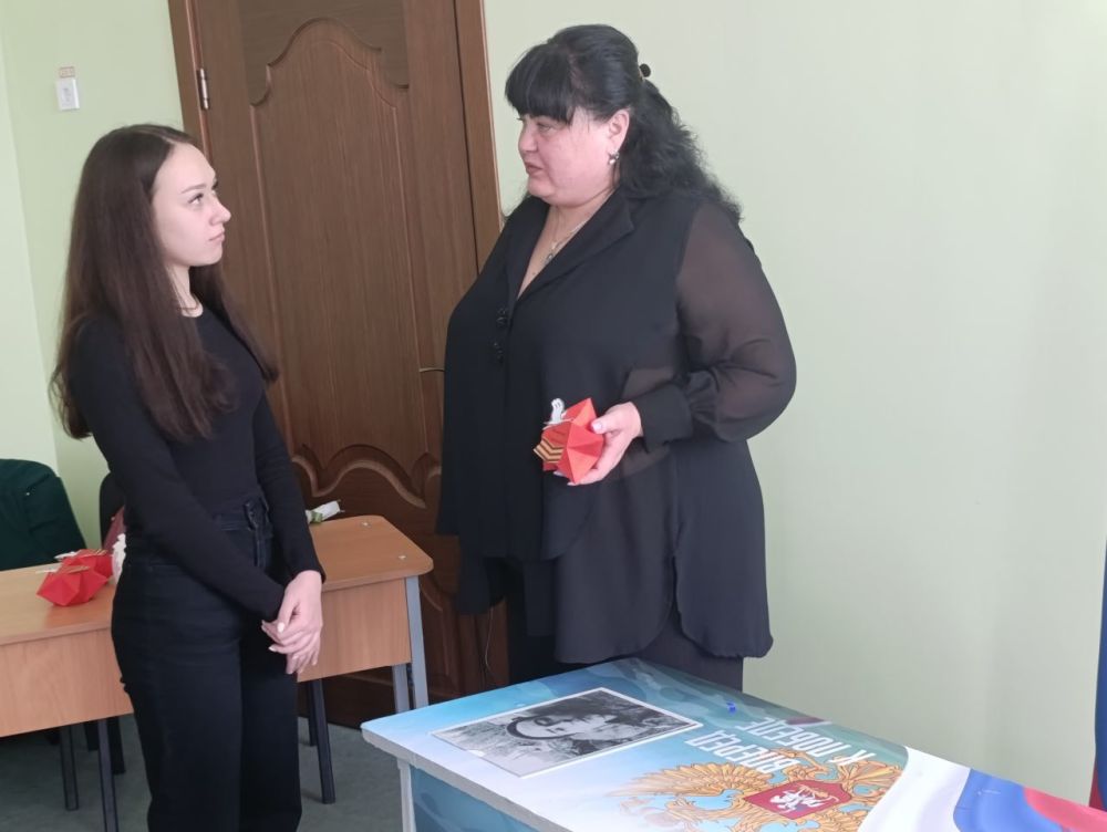 В Снежном открыли «Парту Героя» в школе № 15 В Снежном открыли «Парту Героя» в школе № 15