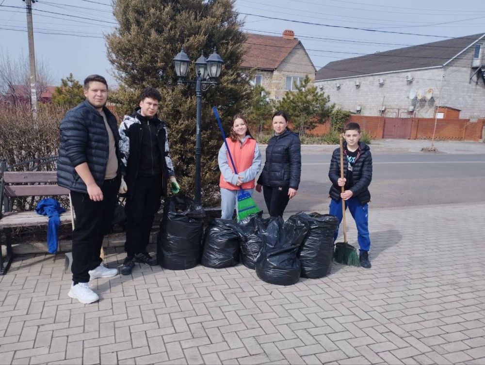 Сотрудники Белосарайского сельского клуба приняли участие в общереспубликанском субботнике Сотрудники Белосарайского сельского клуба приняли участие в общереспубликанском субботнике