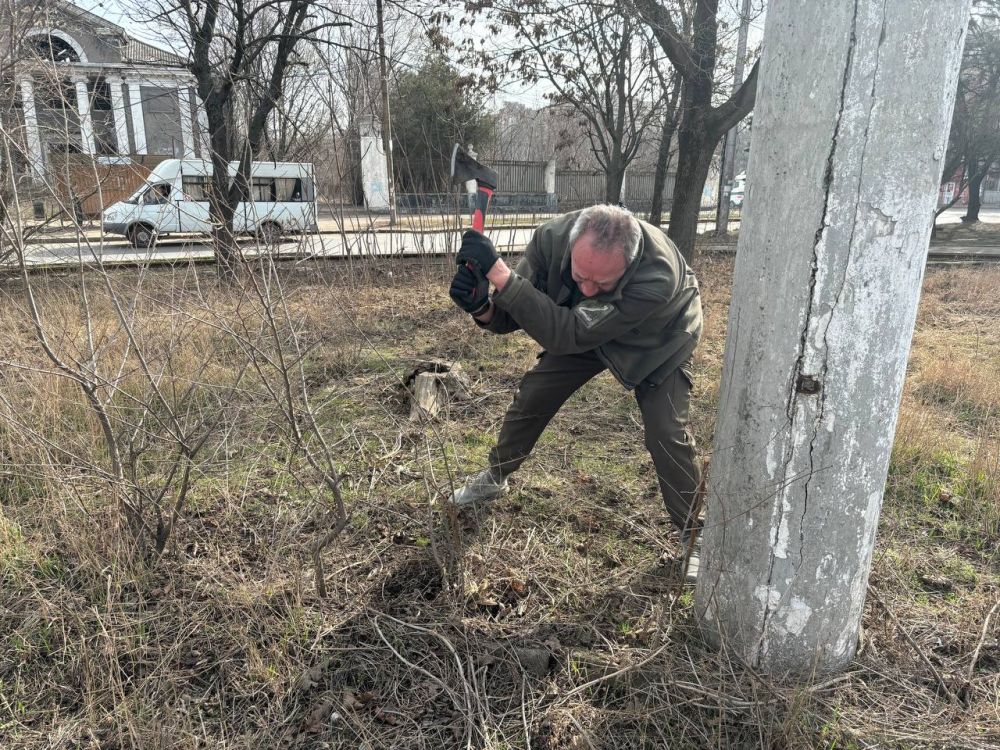 "Субботник – дело добровольное, но нужное!" – сказал бы Ленин, увидев, как жители Ленинского района приводят в порядок территорию у его памятника "Субботник – дело добровольное, но нужное!" – сказал бы Ленин, увидев, как жители Ленинского района приводят в порядок территорию у его памятника