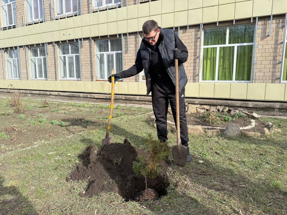 Сегодня, 15 марта 2025 года, в Донецкой Народной Республике дан старт месячнику благоустройства и озеленения «Зеленый Донбасс» и начался он с общереспубликанского субботника, в котором принял участие и коллектив ГБОУ «ШКОЛА... Сегодня, 15 марта 2025 года, в Донецкой Народной Республике дан старт месячнику благоустройства и озеленения «Зеленый Донбасс» и начался он с общереспубликанского субботника, в котором принял участие и коллектив ГБОУ «ШКОЛА...