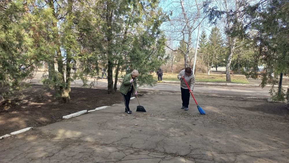 МБУ "Степнянский ДК ". марта , сотрудники Дома культуры и сельской библиотеки приняли участие в республиканском субботнике! Приведя в порядок прилегающую территорию Дома культуры, активно участвовали в уборке центра... МБУ "Степнянский ДК ". марта , сотрудники Дома культуры и сельской библиотеки приняли участие в республиканском субботнике! Приведя в порядок прилегающую территорию Дома культуры, активно участвовали в уборке центра...