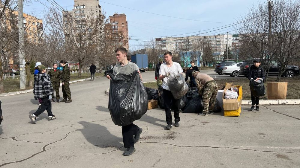 Молодежь Мариуполя провела субботник на стадионе «Западный» Молодежь Мариуполя провела субботник на стадионе «Западный»