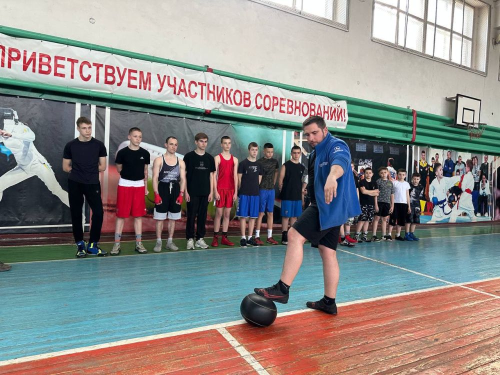 Вместе в спорте. 14 марта на базе спортивного комплекса «Локомотив» прошла совместная спортивная тренировка активной молодежи округа с волонтерами «Дома Народного Единства» Нижегородской области по игре Кила Вместе в спорте. 14 марта на базе спортивного комплекса «Локомотив» прошла совместная спортивная тренировка активной молодежи округа с волонтерами «Дома Народного Единства» Нижегородской области по игре Кила