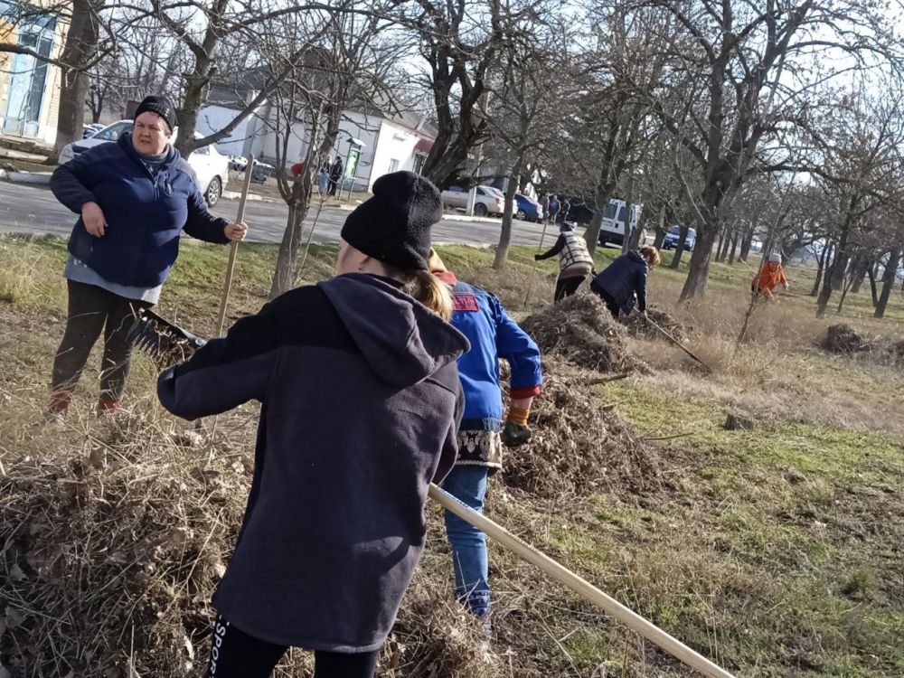 15 марта МБУ «Красновский СДК» совместно с Красновской сельской библиотекой, территориальным сектором и неравнодушными жителями села, а также их детьми, приняли участие во всерайонном субботнике Волновахского округа 15 марта МБУ «Красновский СДК» совместно с Красновской сельской библиотекой, территориальным сектором и неравнодушными жителями села, а также их детьми, приняли участие во всерайонном субботнике Волновахского округа