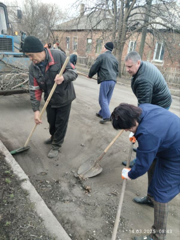 Депутаты и аппарат Ясиноватского муниципального совета приняли участие в Общереспубликанском субботнике Депутаты и аппарат Ясиноватского муниципального совета приняли участие в Общереспубликанском субботнике