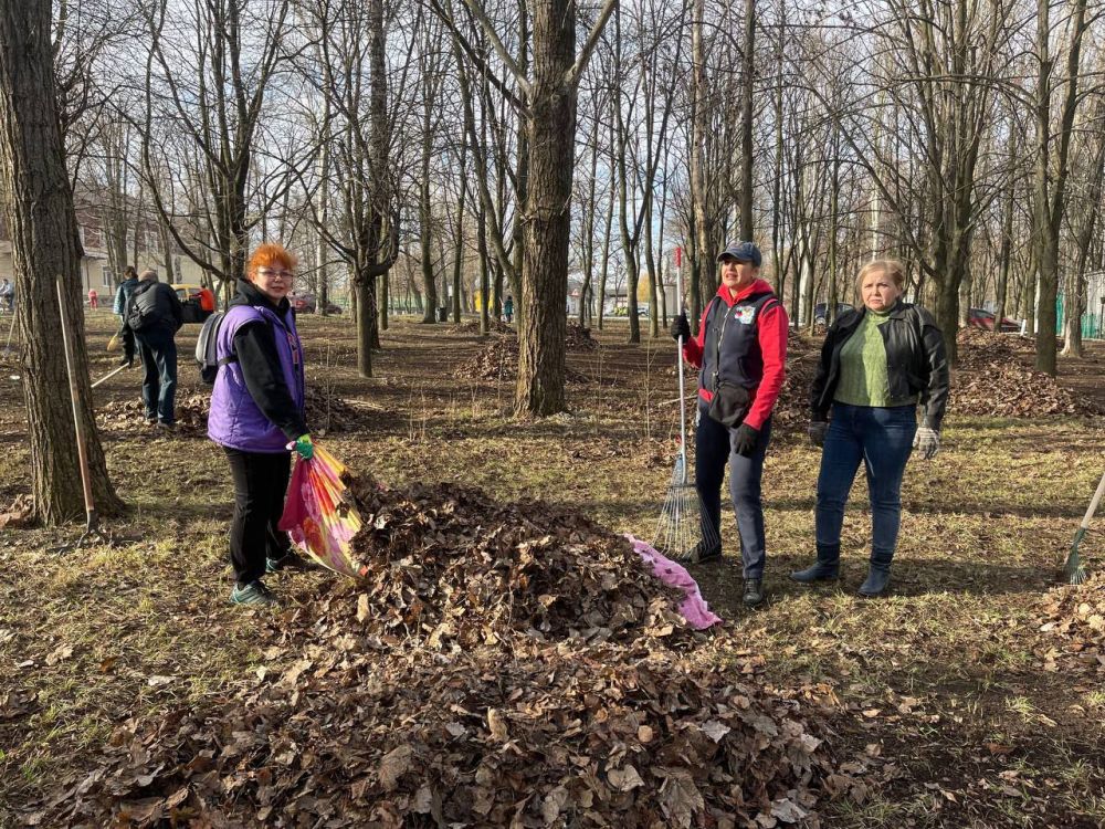 Сотрудники администрации Ясиноватского муниципального округа приняли активное участие в общереспубликанском субботнике и дружным коллективом привели в порядок территорию части Парка "Юбилейный" Сотрудники администрации Ясиноватского муниципального округа приняли активное участие в общереспубликанском субботнике и дружным коллективом привели в порядок территорию части Парка "Юбилейный"