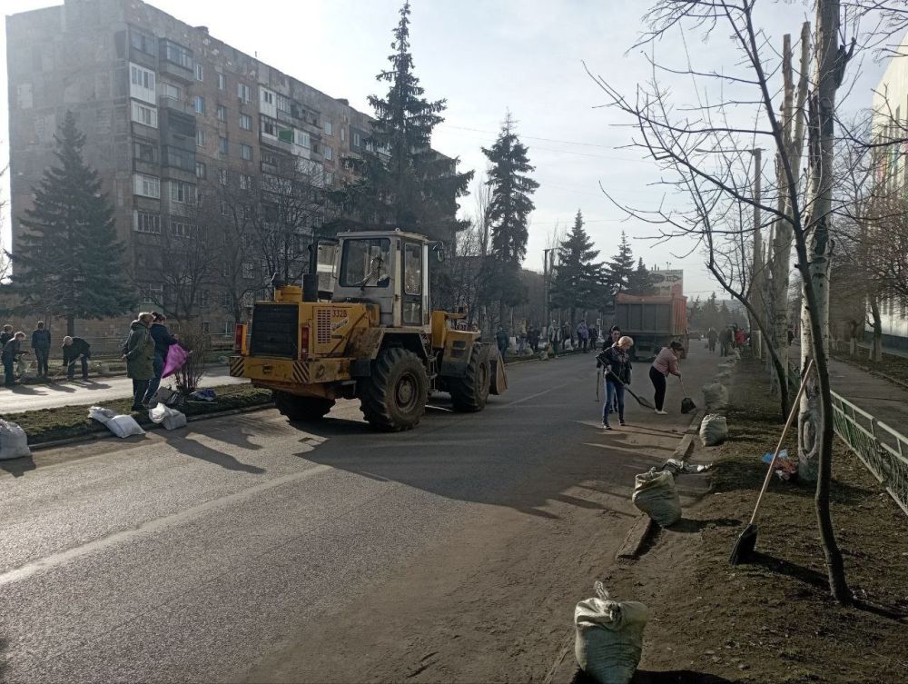 В Снежном состоялся Общереспубликанский субботник В Снежном состоялся Общереспубликанский субботник