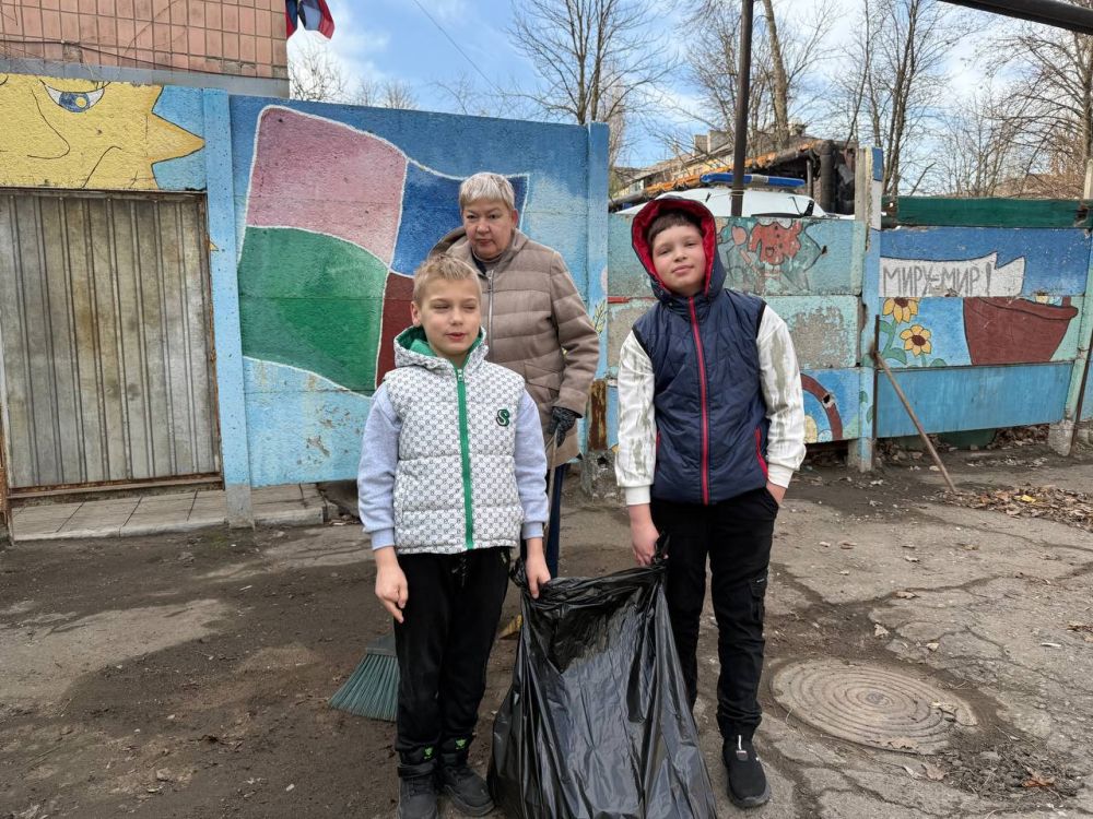 Сегодня, 15 марта 2025 года, в Донецкой Народной Республике дан старт месячнику благоустройства и озеленения «Зеленый Донбасс» и начался он с общереспубликанского субботника, в котором принял участие и коллектив ГБОУ «ШКОЛА... Сегодня, 15 марта 2025 года, в Донецкой Народной Республике дан старт месячнику благоустройства и озеленения «Зеленый Донбасс» и начался он с общереспубликанского субботника, в котором принял участие и коллектив ГБОУ «ШКОЛА...