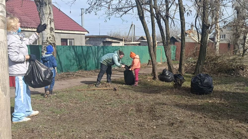 Первый Республиканский субботник в городском округе Харцызск стал ярким событием, объединившим сотни неравнодушных жителей Первый Республиканский субботник в городском округе Харцызск стал ярким событием, объединившим сотни неравнодушных жителей