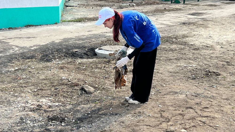 Молодежь Мариуполя провела субботник на стадионе «Западный» Молодежь Мариуполя провела субботник на стадионе «Западный»