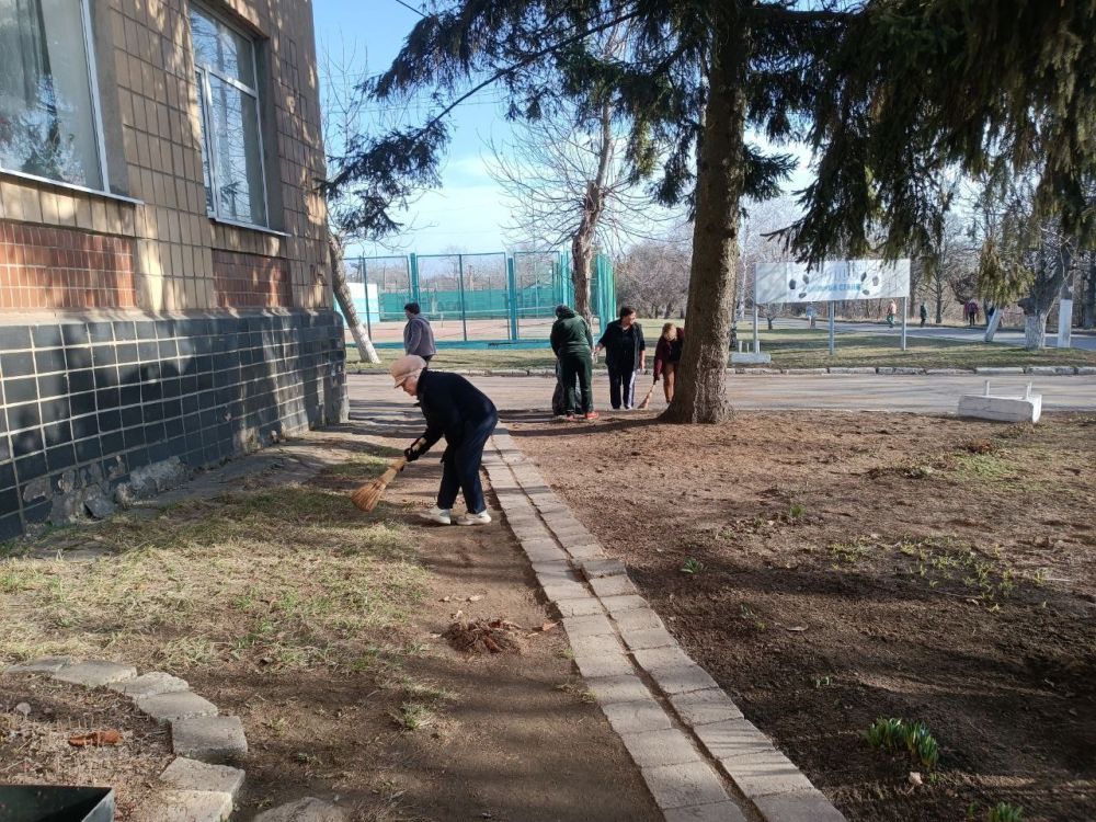 Во исполнение поручения Главы Донецкой Народной Республики Дениса Владимировича Пушилина вместе с Министром культуры Донецкой Народной Республики Желтяковым М. В. и трудовыми коллективами принял участие в общереспубликанском... Во исполнение поручения Главы Донецкой Народной Республики Дениса Владимировича Пушилина вместе с Министром культуры Донецкой Народной Республики Желтяковым М. В. и трудовыми коллективами принял участие в общереспубликанском...