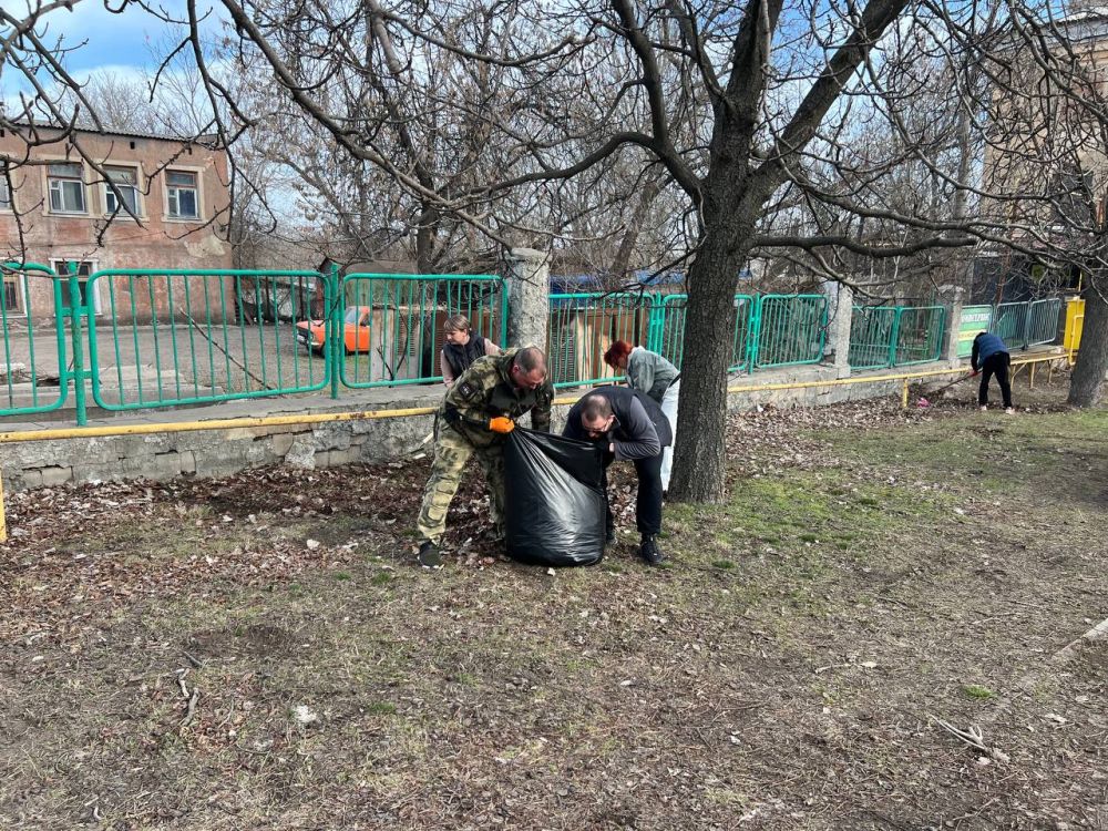В Ленинском районе г. Донецка активно проходят субботники В Ленинском районе г. Донецка активно проходят субботники