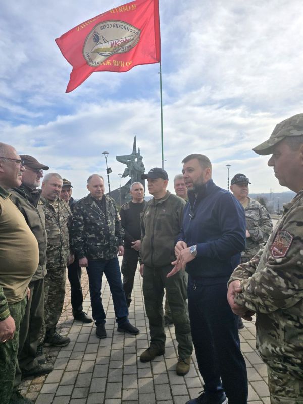 Депутаты Народного Совета ДНР фракций "Единая Россия", "КПРФ", "ЛДПР", "Новые люди" приняли участие в субботнике Депутаты Народного Совета ДНР фракций "Единая Россия", "КПРФ", "ЛДПР", "Новые люди" приняли участие в субботнике