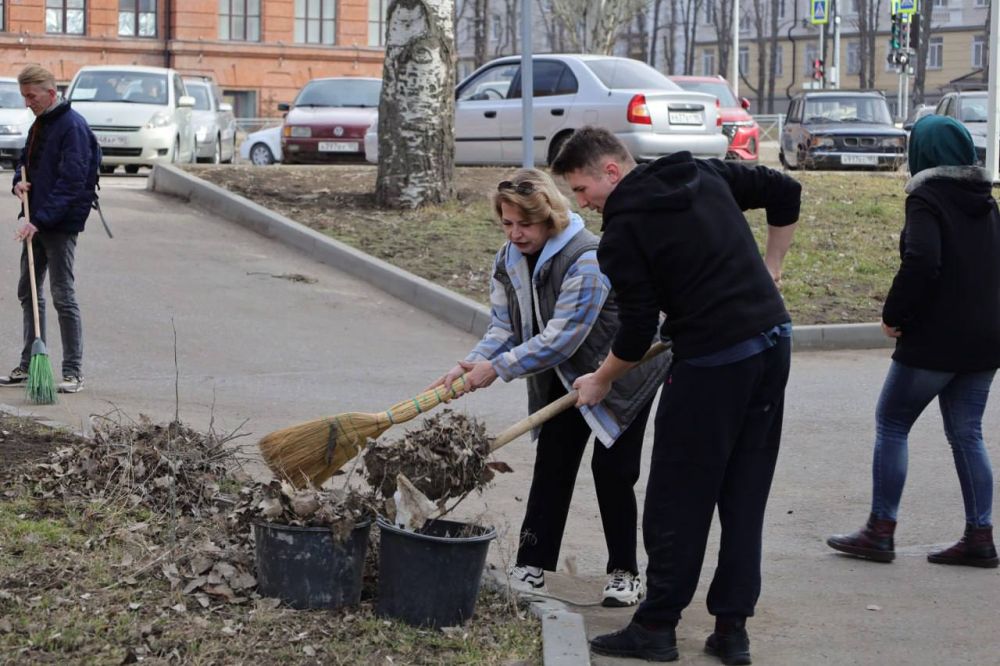 Мариупольский русский драматический театр присоединился к республиканскому субботнику! Мариупольский русский драматический театр присоединился к республиканскому субботнику!