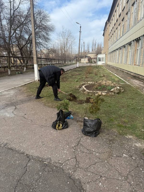 Сегодня, 15 марта 2025 года, в Донецкой Народной Республике дан старт месячнику благоустройства и озеленения «Зеленый Донбасс» и начался он с общереспубликанского субботника, в котором принял участие и коллектив ГБОУ «ШКОЛА... Сегодня, 15 марта 2025 года, в Донецкой Народной Республике дан старт месячнику благоустройства и озеленения «Зеленый Донбасс» и начался он с общереспубликанского субботника, в котором принял участие и коллектив ГБОУ «ШКОЛА...