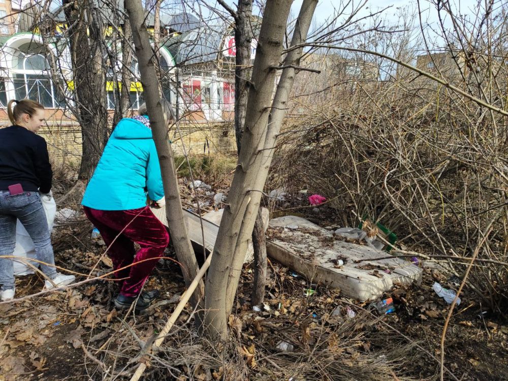 Сегодня, во всех уголках Ленинского района города Донецка проводятся массовые субботники Сегодня, во всех уголках Ленинского района города Донецка проводятся массовые субботники