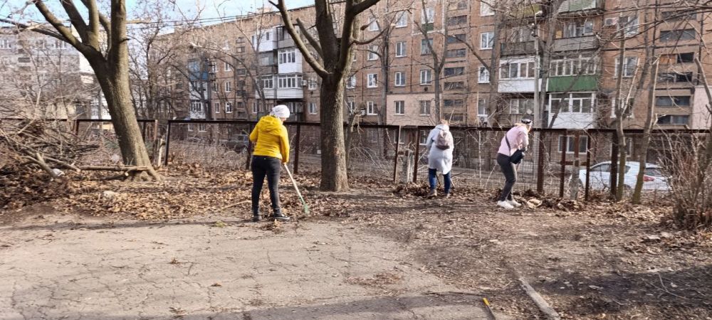 Сотрудники ГБУ "Харцызский ГЦЗ" присоединились к субботнику и убрали территорию детского сада "Катюша" Сотрудники ГБУ "Харцызский ГЦЗ" присоединились к субботнику и убрали территорию детского сада "Катюша"