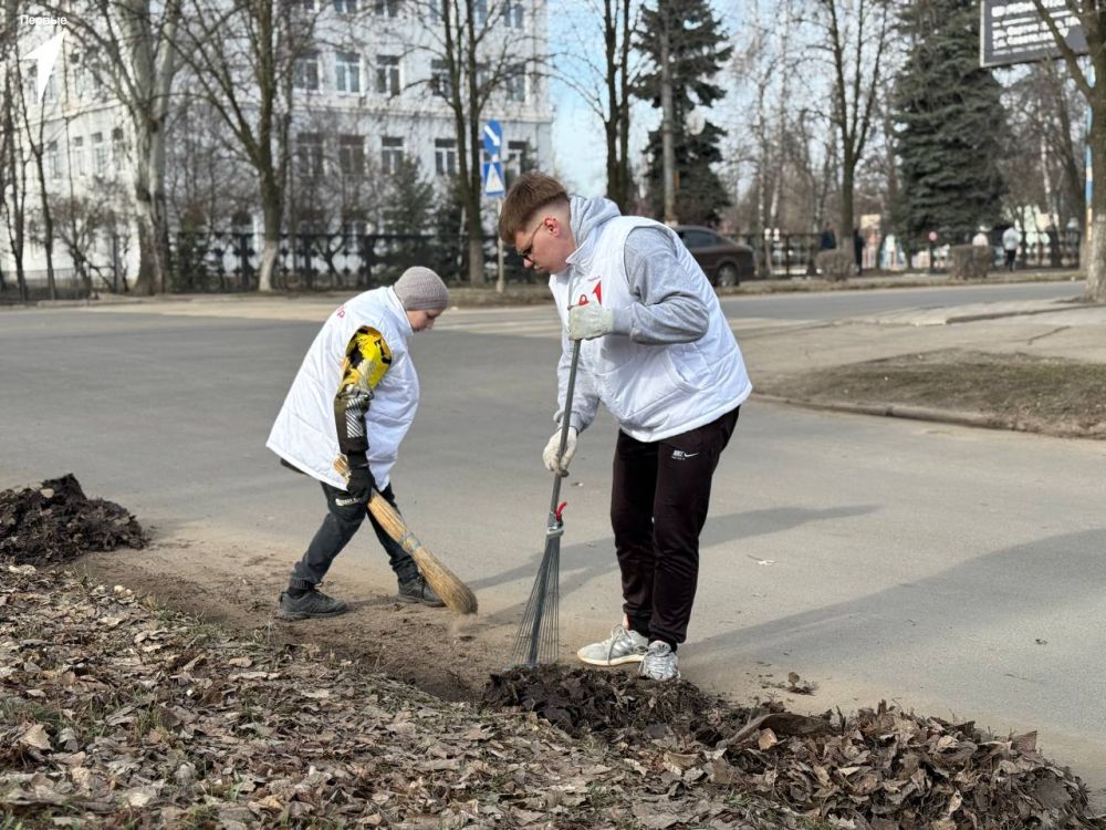 Чище и уютнее!. Активисты Движения Первых вместе с представителями молодёжных организаций и администрацией города Харцызска организовали масштабный субботник! Первые внесли вклад в чистоту родного города, приняв участие в... Чище и уютнее!. Активисты Движения Первых вместе с представителями молодёжных организаций и администрацией города Харцызска организовали масштабный субботник! Первые внесли вклад в чистоту родного города, приняв участие в...