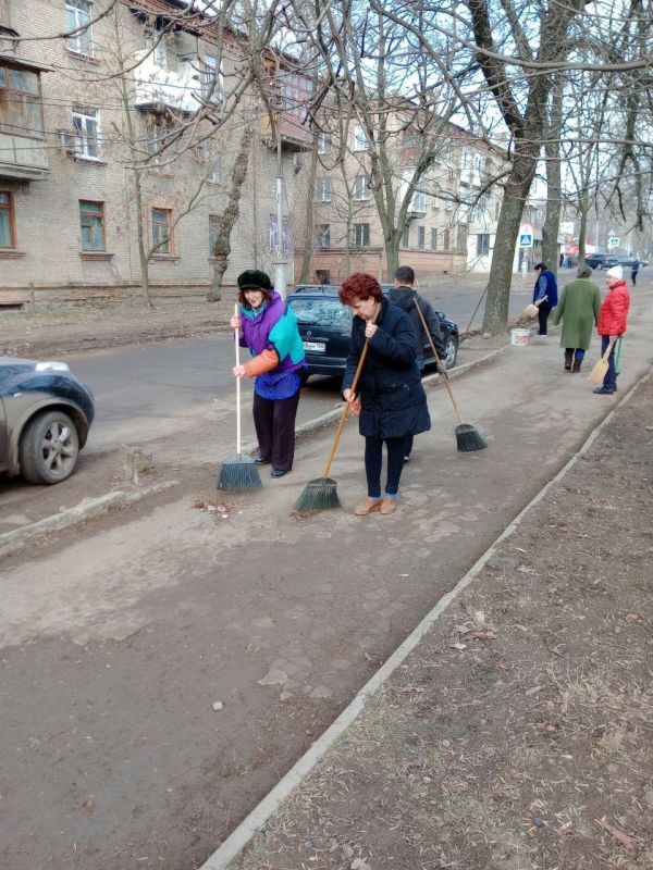 Сотрудники учреждений образования Ленинского района города Донецка, также не остались в стороне и вышли на субботник для наведения порядка и чистоты на прилегающей к учреждениям территории Сотрудники учреждений образования Ленинского района города Донецка, также не остались в стороне и вышли на субботник для наведения порядка и чистоты на прилегающей к учреждениям территории