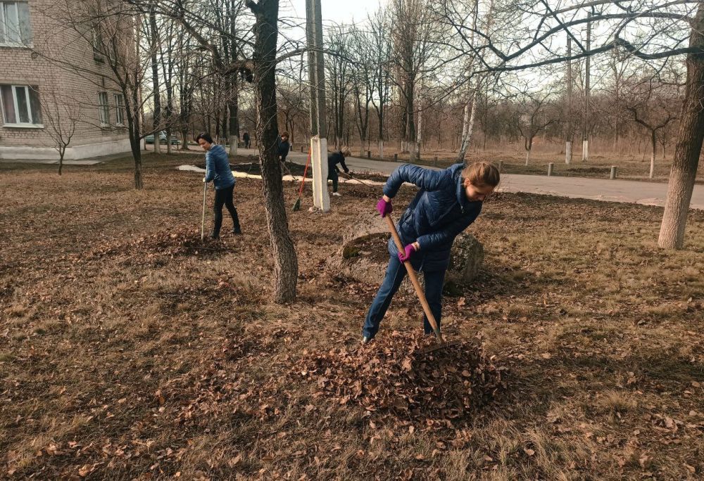 "Все на субботник!". По традиции нашего города, с приходом весны, работники ГБУ ДНР"ЦГБ г.Дебальцево" вышли на первый весенний субботник, вооружившись метлами и граблями, чтобы навести порядок на улице и прилегающих... "Все на субботник!". По традиции нашего города, с приходом весны, работники ГБУ ДНР"ЦГБ г.Дебальцево" вышли на первый весенний субботник, вооружившись метлами и граблями, чтобы навести порядок на улице и прилегающих...