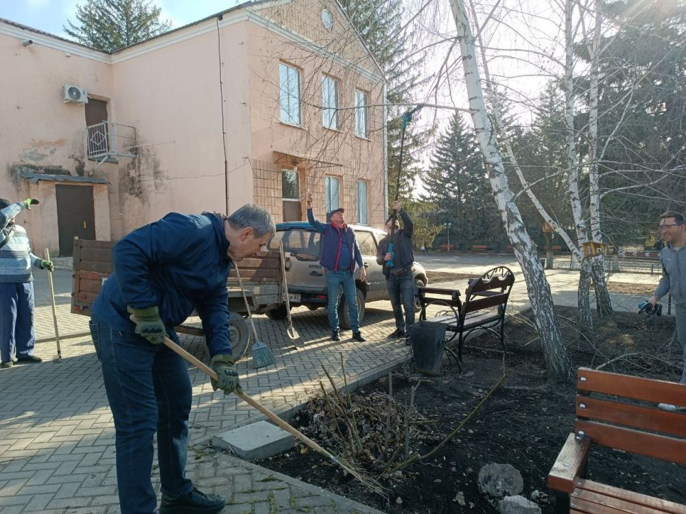 Во исполнение поручения Главы Донецкой Народной Республики Дениса Владимировича Пушилина вместе с Министром культуры Донецкой Народной Республики Желтяковым М. В. и трудовыми коллективами принял участие в общереспубликанском... Во исполнение поручения Главы Донецкой Народной Республики Дениса Владимировича Пушилина вместе с Министром культуры Донецкой Народной Республики Желтяковым М. В. и трудовыми коллективами принял участие в общереспубликанском...