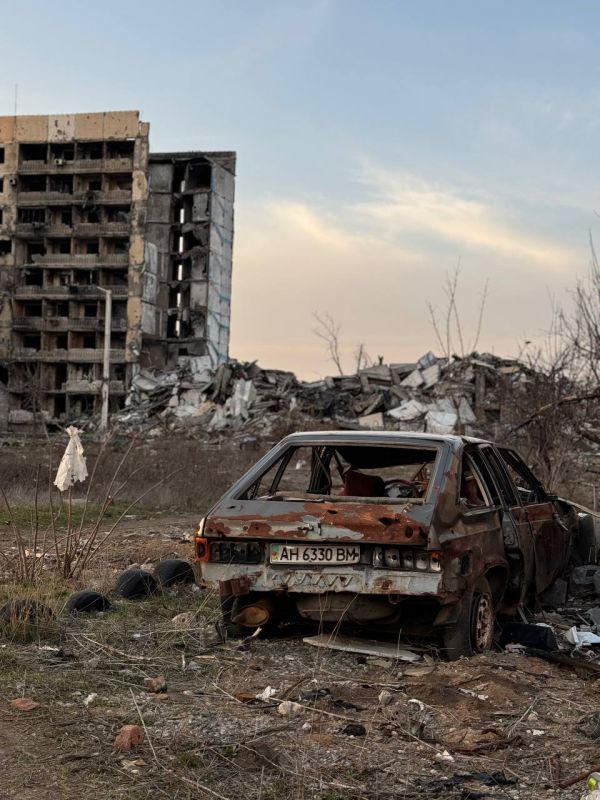 Угледар. Буквально несколько месяцев назад здесь были ВСУ, а ещё вчера кружили десятки FPV-дронов, высматривая «добычу». До сих пор слышны раскаты взрывов где-то неподалёку, ведь фронт совсем близко Угледар. Буквально несколько месяцев назад здесь были ВСУ, а ещё вчера кружили десятки FPV-дронов, высматривая «добычу». До сих пор слышны раскаты взрывов где-то неподалёку, ведь фронт совсем близко
