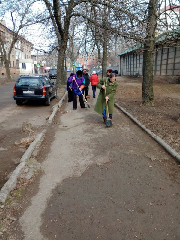 Сотрудники учреждений образования Ленинского района города Донецка, также не остались в стороне и вышли на субботник для наведения порядка и чистоты на прилегающей к учреждениям территории Сотрудники учреждений образования Ленинского района города Донецка, также не остались в стороне и вышли на субботник для наведения порядка и чистоты на прилегающей к учреждениям территории