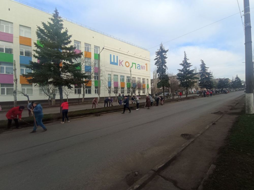 В Снежном состоялся Общереспубликанский субботник В Снежном состоялся Общереспубликанский субботник