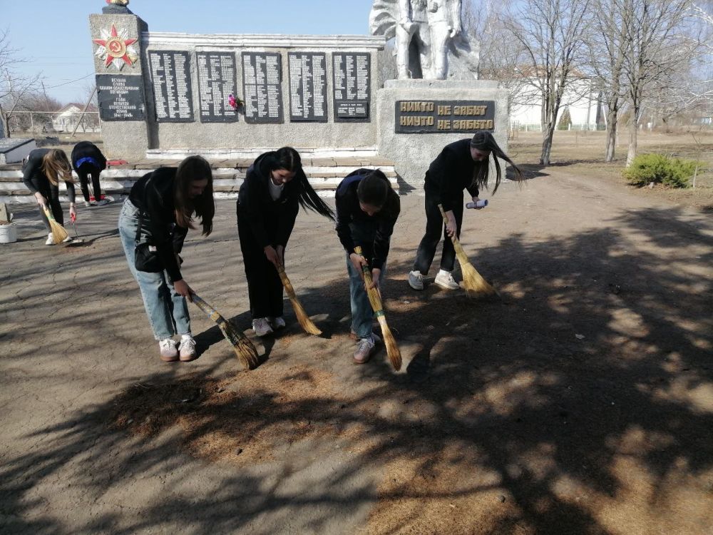 Волновахский округ активно участвует в месячнике по благоустройству и озеленению Волновахский округ активно участвует в месячнике по благоустройству и озеленению