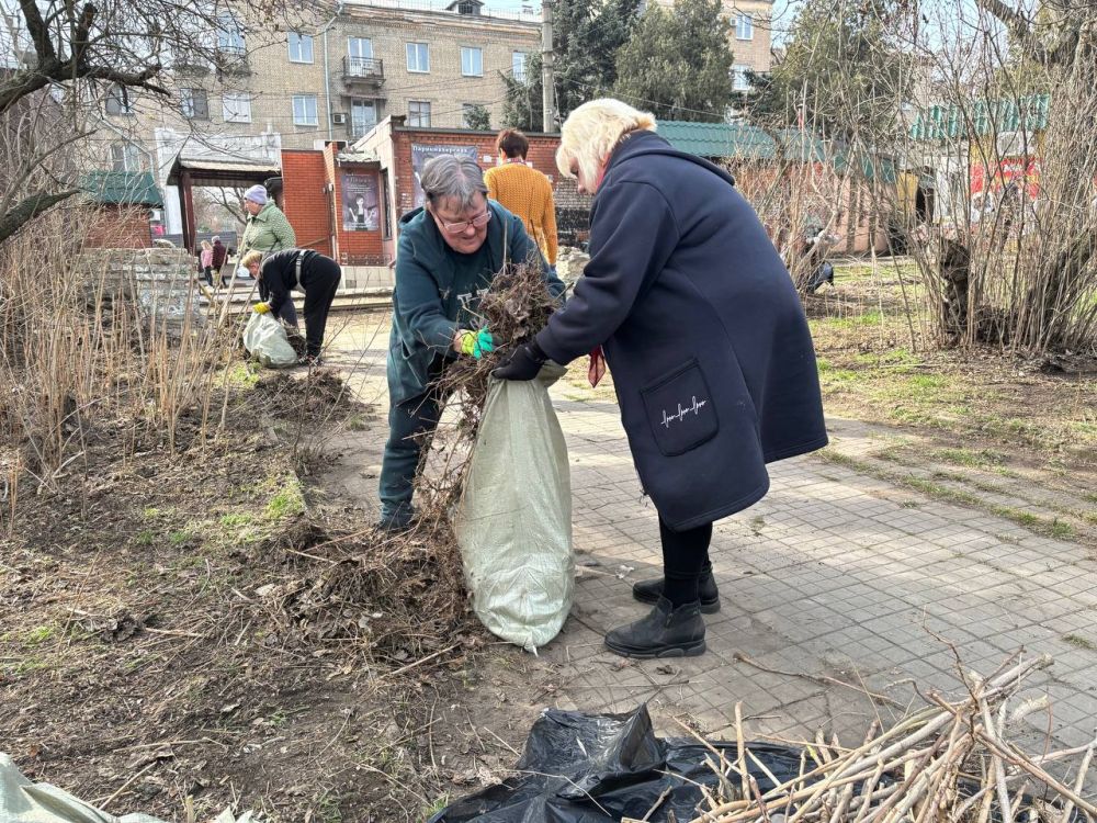 "Субботник – дело добровольное, но нужное!" – сказал бы Ленин, увидев, как жители Ленинского района приводят в порядок территорию у его памятника "Субботник – дело добровольное, но нужное!" – сказал бы Ленин, увидев, как жители Ленинского района приводят в порядок территорию у его памятника