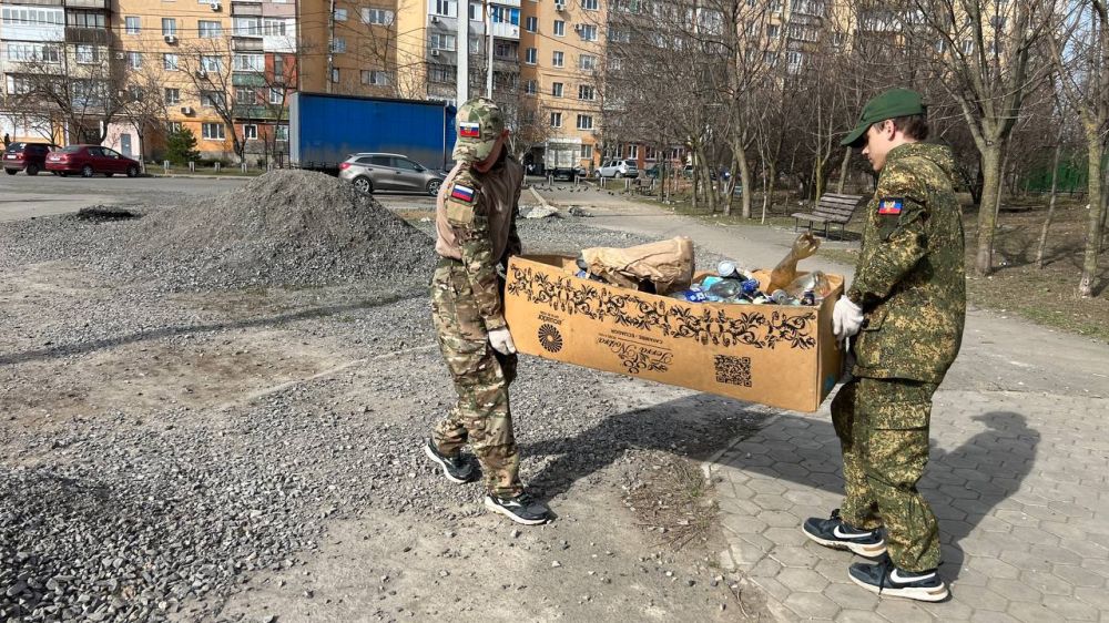 Молодежь Мариуполя провела субботник на стадионе «Западный» Молодежь Мариуполя провела субботник на стадионе «Западный»
