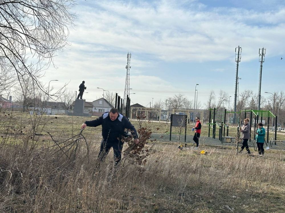 Денис Зубов: Субботник в Иловайске. Сегодня, 15 марта, в городском округе Иловайск состоялся общереспубликанский субботник в рамках серии мероприятий «Зеленый Донбасс» по благоустройству и озеленению территорий... Денис Зубов: Субботник в Иловайске. Сегодня, 15 марта, в городском округе Иловайск состоялся общереспубликанский субботник в рамках серии мероприятий «Зеленый Донбасс» по благоустройству и озеленению территорий...